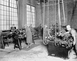 Frauen arbeiten in einer Fabrik während des Ersten Weltkriegs, um 1917
